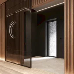 Nowoczesne wnętrze z drewnianą ścianą lamelową i szklanymi drzwiami z podświetlanym logo. Parkiet na podłodze, minimalistyczny design.