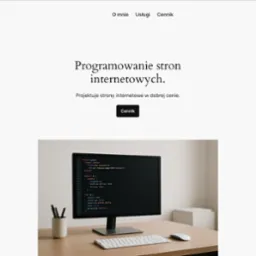Minimalistyczna strona internetowa z kodem na monitorze, biurko z przyborami. Napis: Programowanie stron internetowych. Projektuje strony internetowe w dobrej cenie.