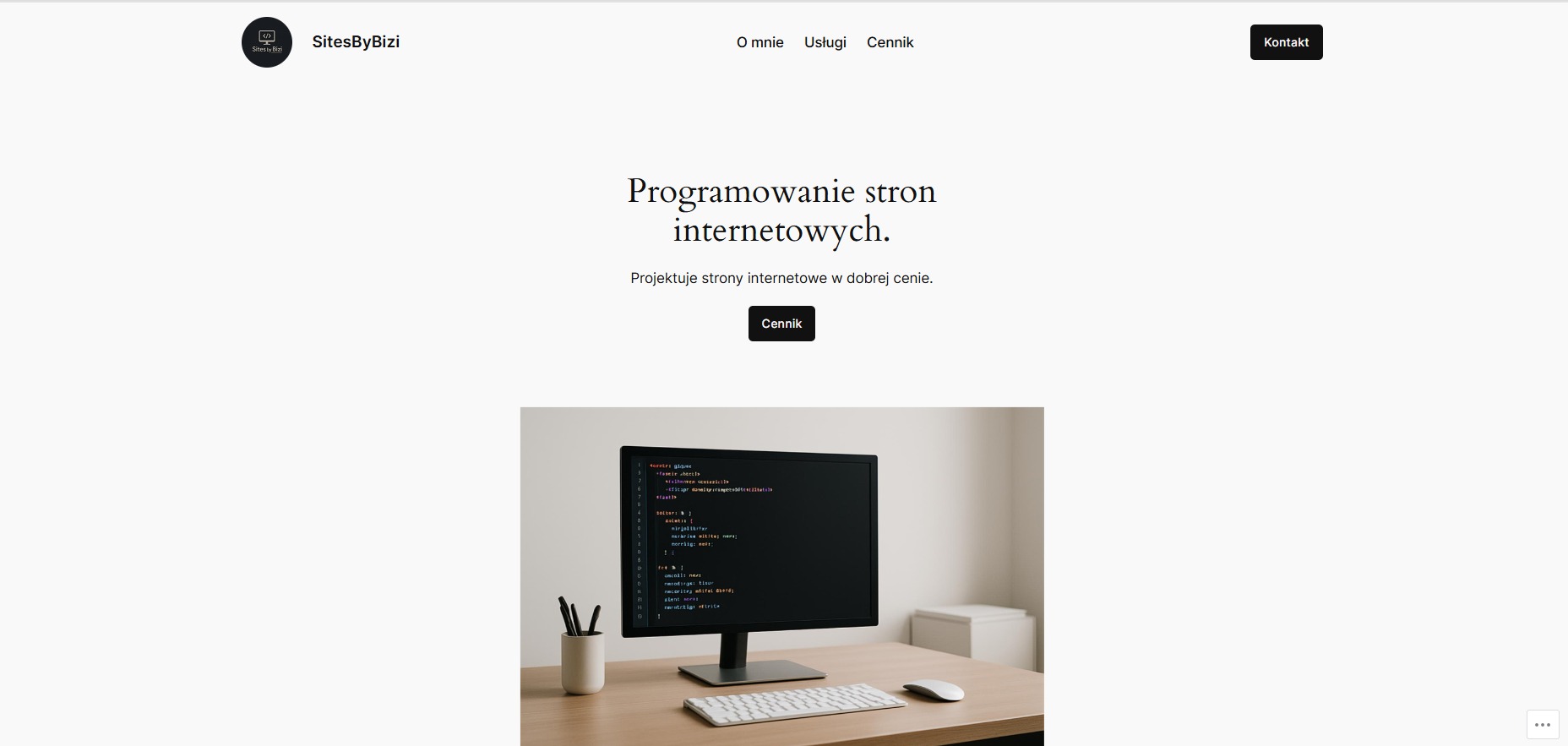 Minimalistyczna strona internetowa z kodem na monitorze, biurko z przyborami. Napis: Programowanie stron internetowych. Projektuje strony internetowe w dobrej cenie.