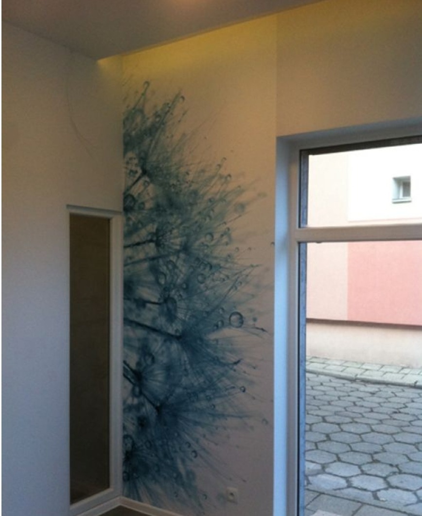 Ściana z fototapetą dmuchawca w pokoju, widok na okno i fragment korytarza. Delikatne oświetlenie górne podkreśla wzór. Nowoczesny design wnętrza.