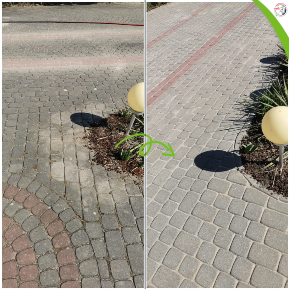 Kostka brukowa przed i po czyszczeniu. Lewa strona zabrudzona, prawa czysta, z widocznym wzorem. Zielona strzałka wskazuje kierunek czyszczenia.