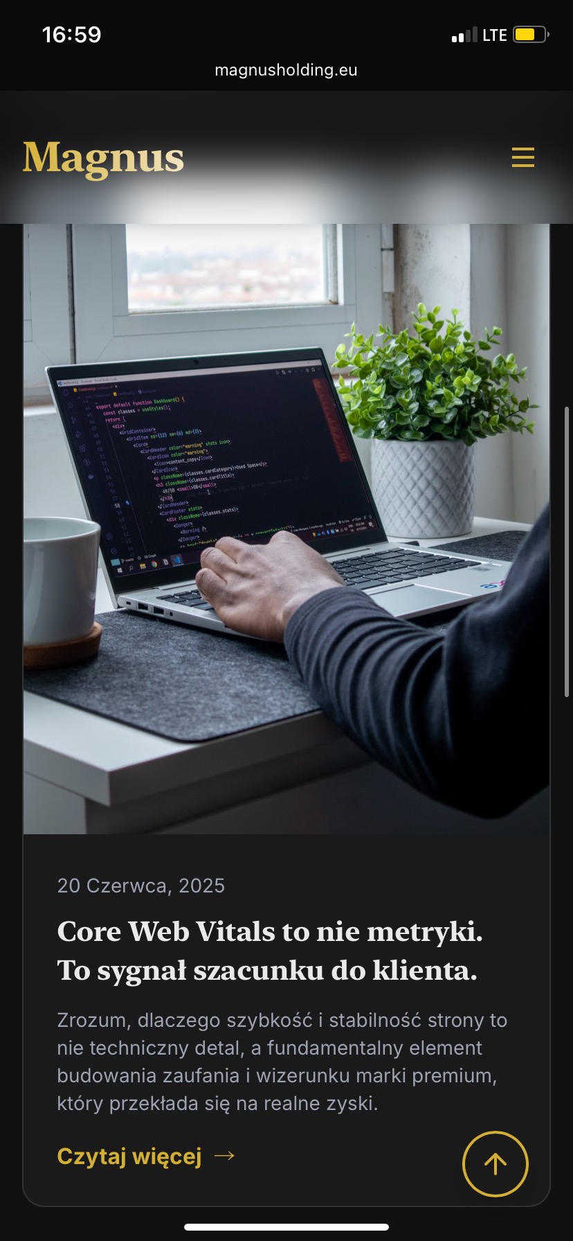 Laptop z kodem na ekranie, dłoń programisty na klawiaturze, kubek kawy i roślina w tle. Element strony internetowej z artykułem o Core Web Vitals.