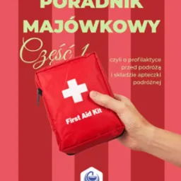 Grafika: Poradnik majówkowy, część 1. Czerwona apteczka pierwszej pomocy trzymana w dłoni na tle czerwonych pasów i tekstu o profilaktyce podróżnej.