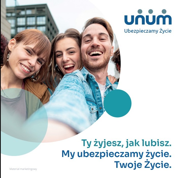 Zdjęcie grupki roześmianych przyjaciół robiących selfie na tle miejskiej zabudowy, z logo i hasłem firmy ubezpieczeniowej Unum.