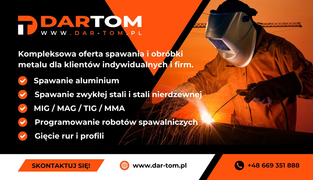 Spawacz w masce spawalniczej podczas pracy. Widoczne iskry i elementy konstrukcji. Reklama firmy DARTOM z ofertą spawania i obróbki metali.