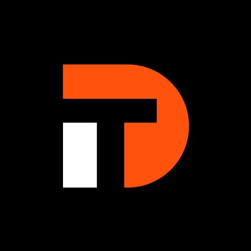 Abstrakcyjne logo DT w kolorach pomarańczowym i białym na czarnym tle. Geometryczny design z wyraźnymi liniami i kształtami tworzącymi unikalny symbol.