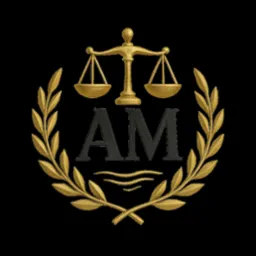 Złoty symbol kancelarii: waga sprawiedliwości nad inicjałami 'AM' w wieńcu laurowym na czarnym tle. Elegancki znak graficzny.