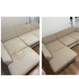 Zdjęcie 'przed i po' beżowej, modułowej kanapy narożnej z widocznymi plamami po lewej i czystą tapicerką po prawej stronie. Parkiet pod kanapą.