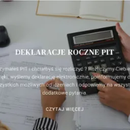 Kobieta wypełnia deklarację PIT przy biurku z kalkulatorem i dokumentami. Oferta rozliczenia rocznego PIT z pomocą i informacją o odliczeniach.
