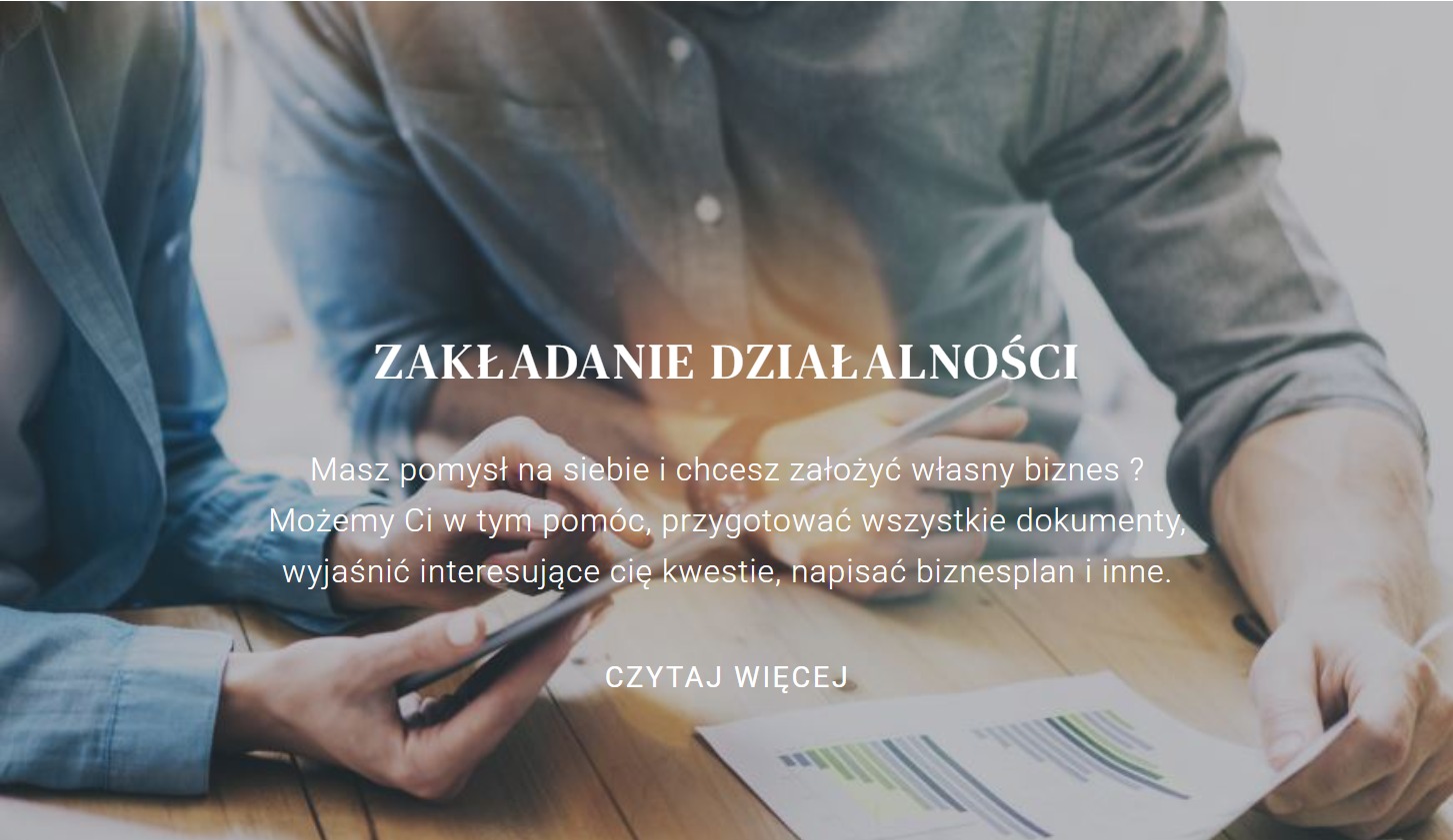 Dwie osoby przeglądają dokumenty i smartfon na biurku podczas zakładania działalności. Tekst: Zakładanie działalności. Pomoc w formalnościach.