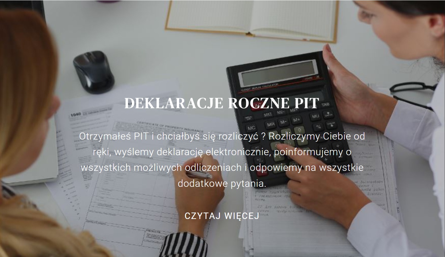 Kobieta wypełnia deklarację PIT przy biurku z kalkulatorem i dokumentami. Oferta rozliczenia rocznego PIT z pomocą i informacją o odliczeniach.