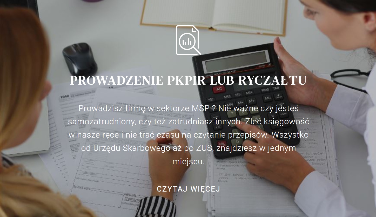 Kobieta przy biurku z kalkulatorem i dokumentami, prowadzenie PKPiR lub ryczałtu. Oferta biura rachunkowego dla MŚP, uproszczenia podatkowe.