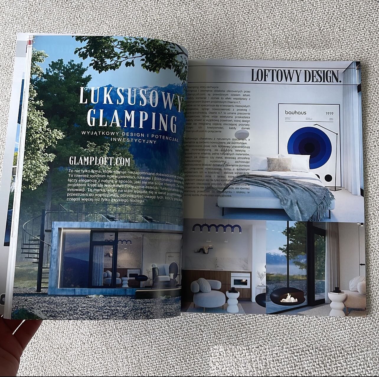 Otwarta gazeta prezentująca luksusowy glamping i loftowy design. Widoczne aranżacje wnętrz, minimalistyczna estetyka, naturalne materiały i panoramiczne okna.