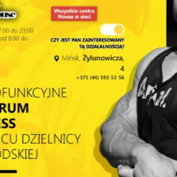 Żółto-czarny baner reklamowy centrum fitness z adresem, godzinami otwarcia i zdjęciem muskularnego mężczyzny w czarnej koszulce na tle grafiki.