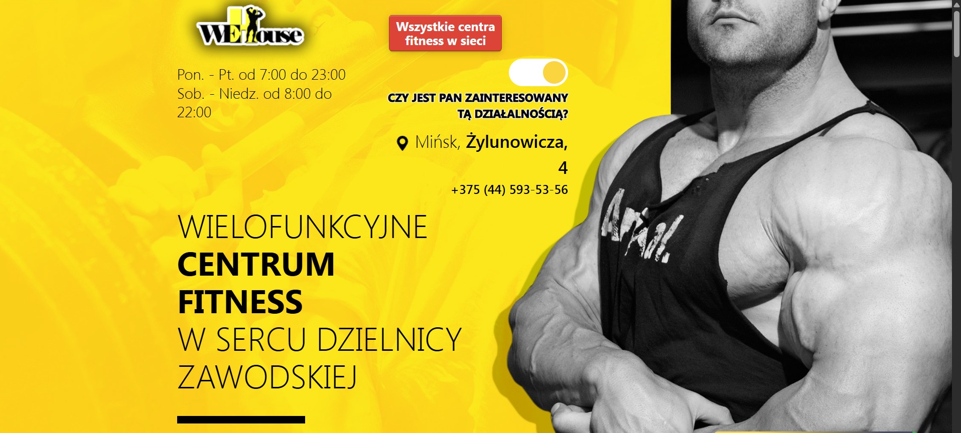Żółto-czarny baner reklamowy centrum fitness z adresem, godzinami otwarcia i zdjęciem muskularnego mężczyzny w czarnej koszulce na tle grafiki.