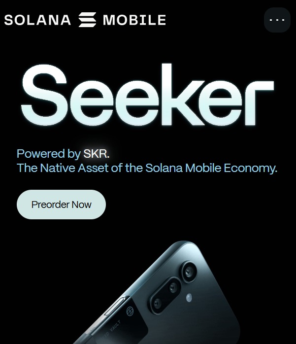 Grafika promocyjna telefonu Solana Mobile Seeker z napisem 'Preorder Now'. Telefon z trzema obiektywami na czarnym tle.