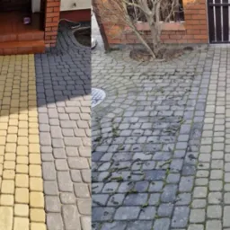 Efekt mycia kostki brukowej: po lewej czysta, żółto-szara kostka, po prawej zabrudzona, szara kostka z mchem i liśćmi. Widoczne przejście między stanami.