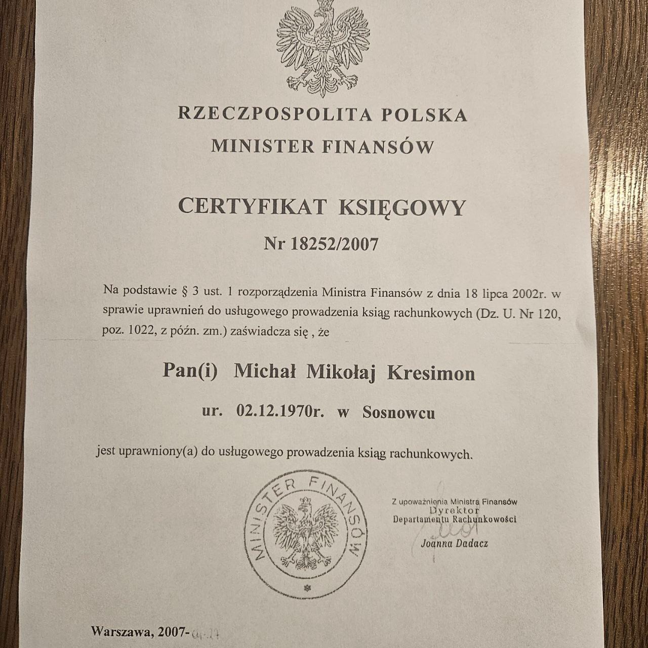 Certyfikat Księgowy nr 18252/2007 Ministra Finansów Rzeczypospolitej Polskiej, potwierdzający uprawnienia do usługowego prowadzenia ksiąg rachunkowych.