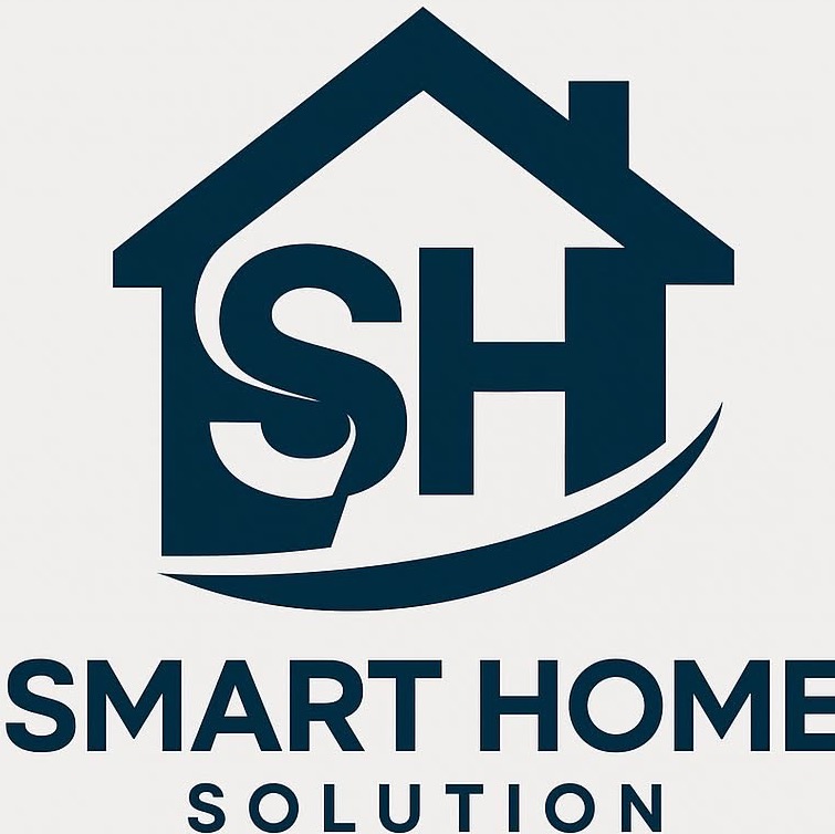 Logo firmy Smart Home Solution: granatowy symbol domu z literami SH i napisem 'SMART HOME SOLUTION' na jasnym tle. Minimalistyczny design, nowoczesny styl.