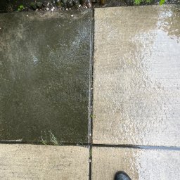 BrukBlast - Efekt mycia kostki brukowej: po lewej brudna, po prawej czysta. Widoczny fragment buta w kaloszu. Kadr z góry ukazuje różnicę w kolorze i czystości.