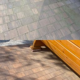 BrukBlast - Zdjęcie 'przed i po' czyszczenia kostki brukowej. Górna część brudna, zielona od mchu, dolna czysta, w naturalnym brązowym kolorze, widoczny fragment konstrukcji drewnianej.