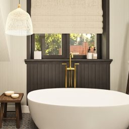 Główna łazienka w domku jednorodzinnym. Ciemny antracyt, chłodny błękit i ciepłe drewno tworzą wnętrze, które równoważy funkcjonalność z relaksem. Wolnostojąca wanna, tapeta w prążki i rattanowa zabudowa - wszystko po to, by stworzyć domowe spa z duszą.