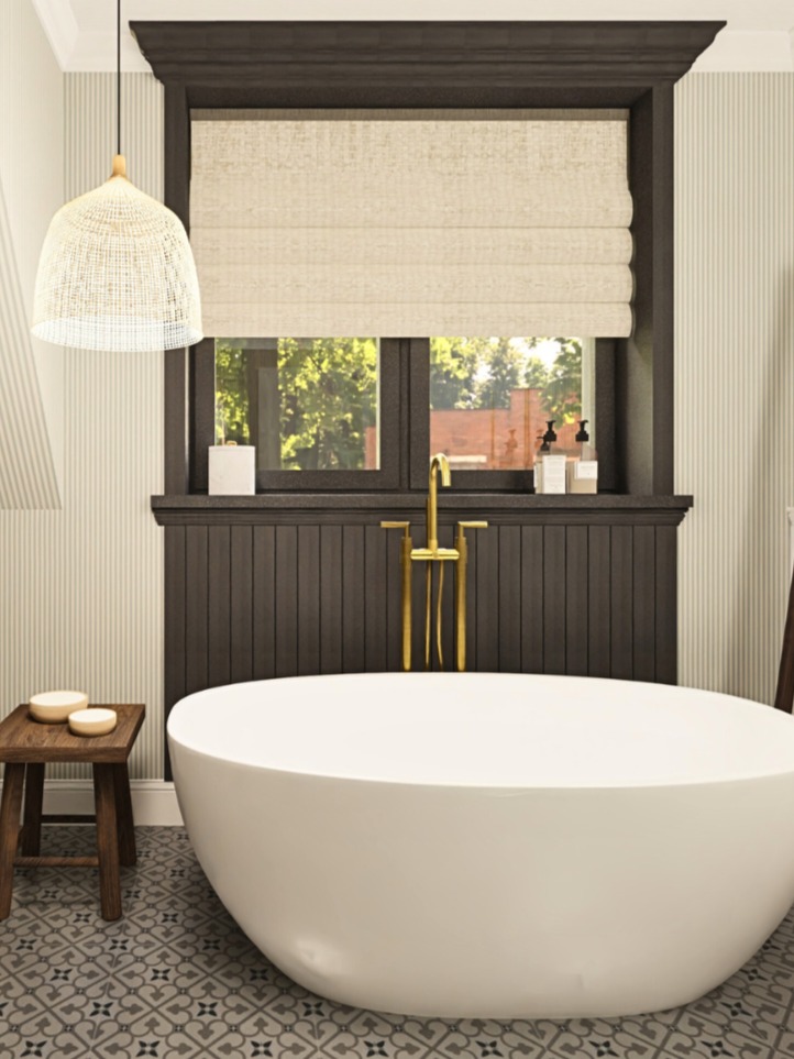 Elegancka łazienka z wolnostojącą wanną na tle okna z roletą rzymską. Drewniany taboret i złota armatura dodają wnętrzu ciepła i luksusu.