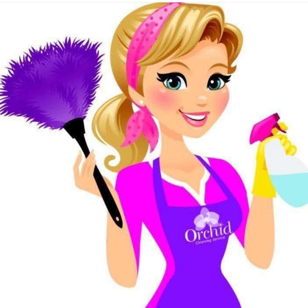 Kreskówkowa postać kobiety w fartuchu z logo firmy sprzątającej, trzymającej miotełkę z piór i butelkę ze spryskiwaczem, na białym tle.