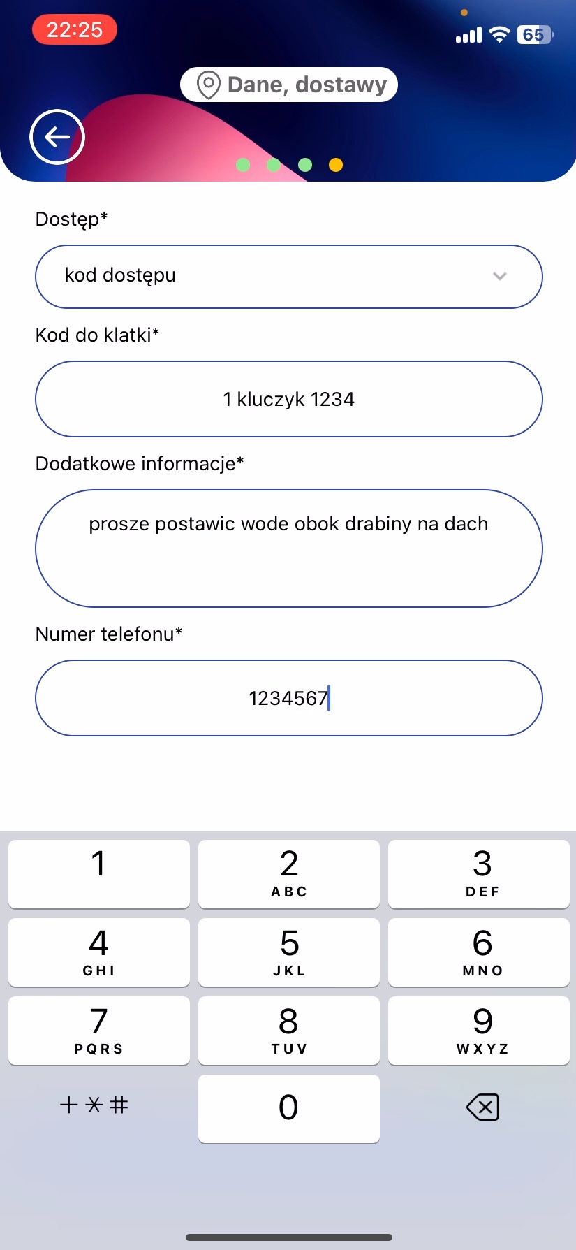 Ekran smartfona z formularzem danych dostawy: kod dostępu, kod do klatki, prośba o postawienie wody obok drabiny na dachu i numer telefonu z klawiaturą numeryczną.