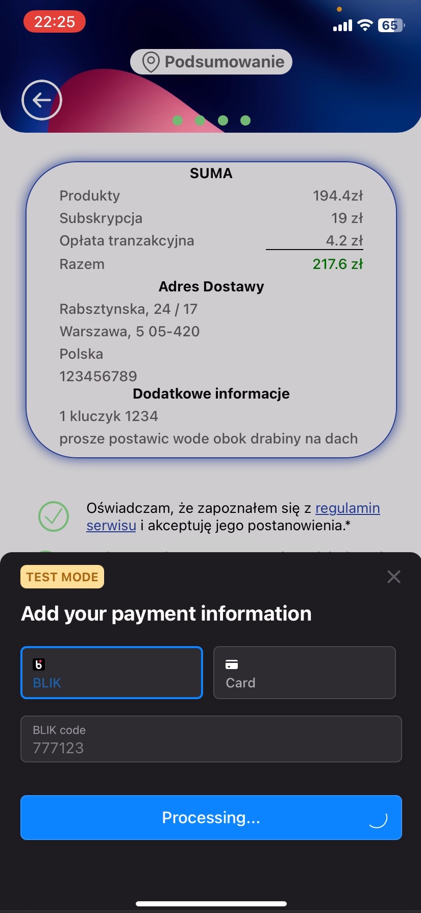 Ekran telefonu z podsumowaniem zamówienia, adresem dostawy i opcją płatności BLIK. Widoczny kod BLIK i przycisk 'Processing...'.