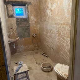 Usunięcie powłok malarskich, zmiana okna, nowe podłączenia hydrauliczne, nowa instalacja elektryczna. Rownanie ścian i sufitu gips karton    