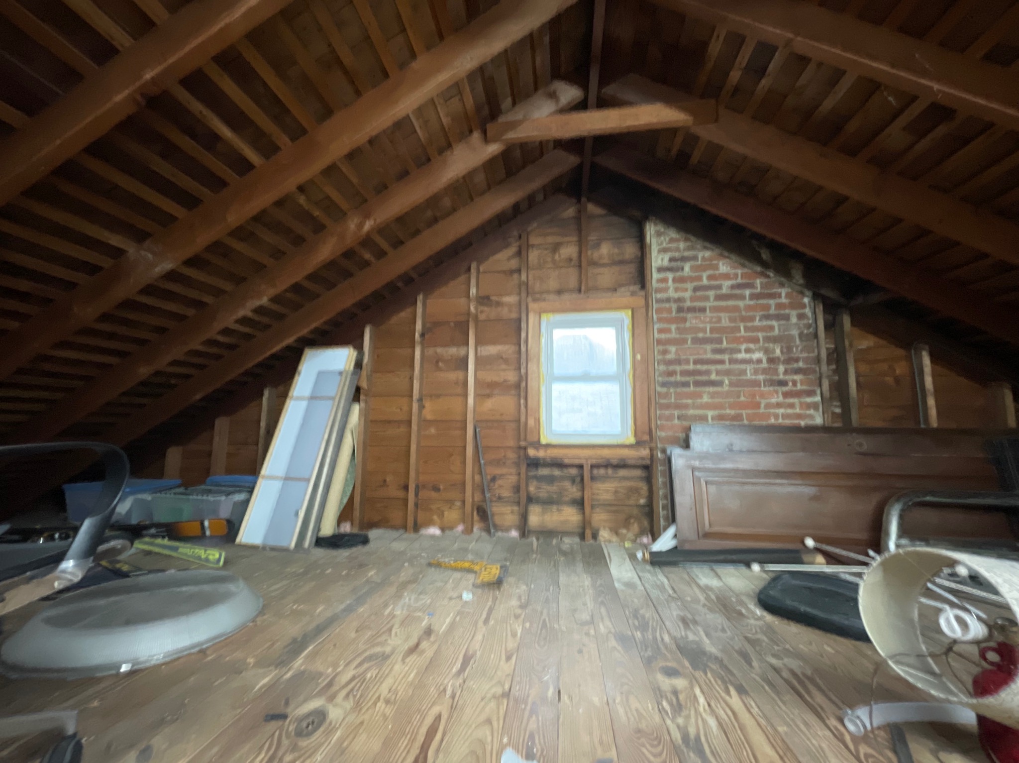 To był strych, wykonałem docieplenie. Instalacje elektryczną i porycia ścian, schowki, zrobienie podłogi