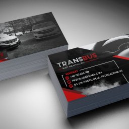 Ember Flow sp. z o.o. - Stos wizytówek firmy TransBus z grafiką busów i danymi kontaktowymi na ciemnym tle. Czerwone akcenty kolorystyczne. Wizytówki ułożone w dwóch stosach.