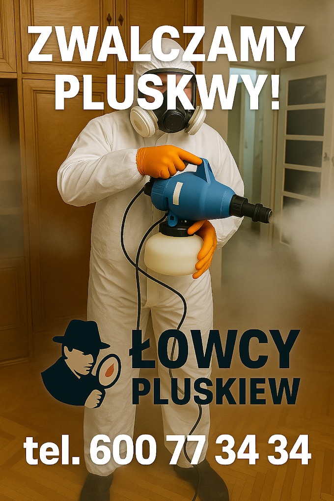 Pracownik w kombinezonie ochronnym i masce trzyma rozpylacz, wykonując zabieg. Widoczny dym i napis Łowcy Pluskiew, numer telefonu.