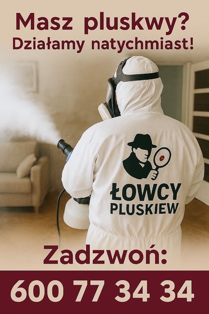 Osoba w kombinezonie ochronnym z maską spryskuje pomieszczenie. Na kombinezonie logo firmy 'Łowcy Pluskiew'.