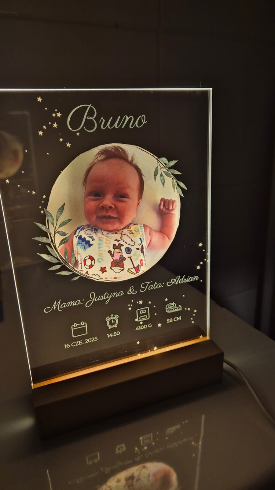 Pamiątkowa, podświetlana tabliczka z imieniem 'Bruno', zdjęciem dziecka, datą urodzenia, wagą i wzrostem. Personalizowany prezent z okazji narodzin.