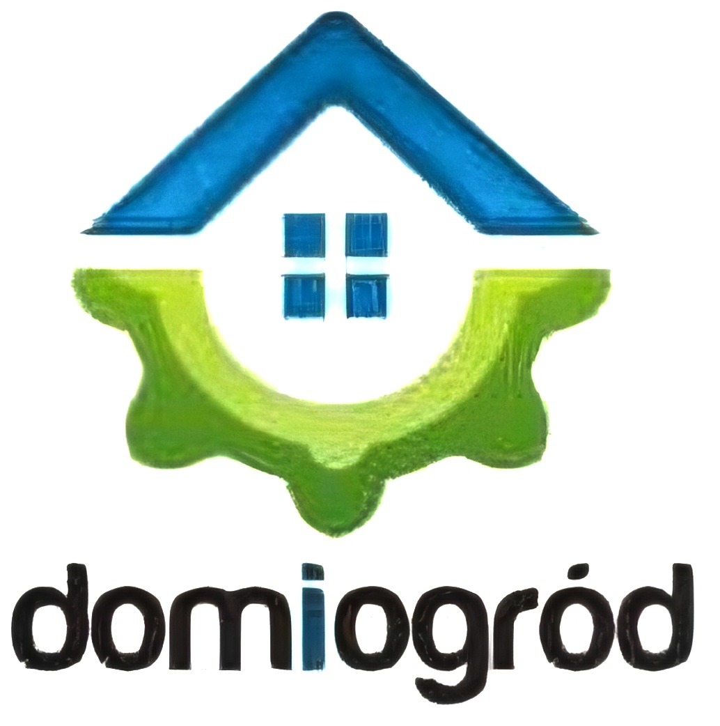 Logo firmy Domiogród: niebieski dach domu, zielony element przypominający zębatkę i czarny napis 'domiogród' na białym tle.