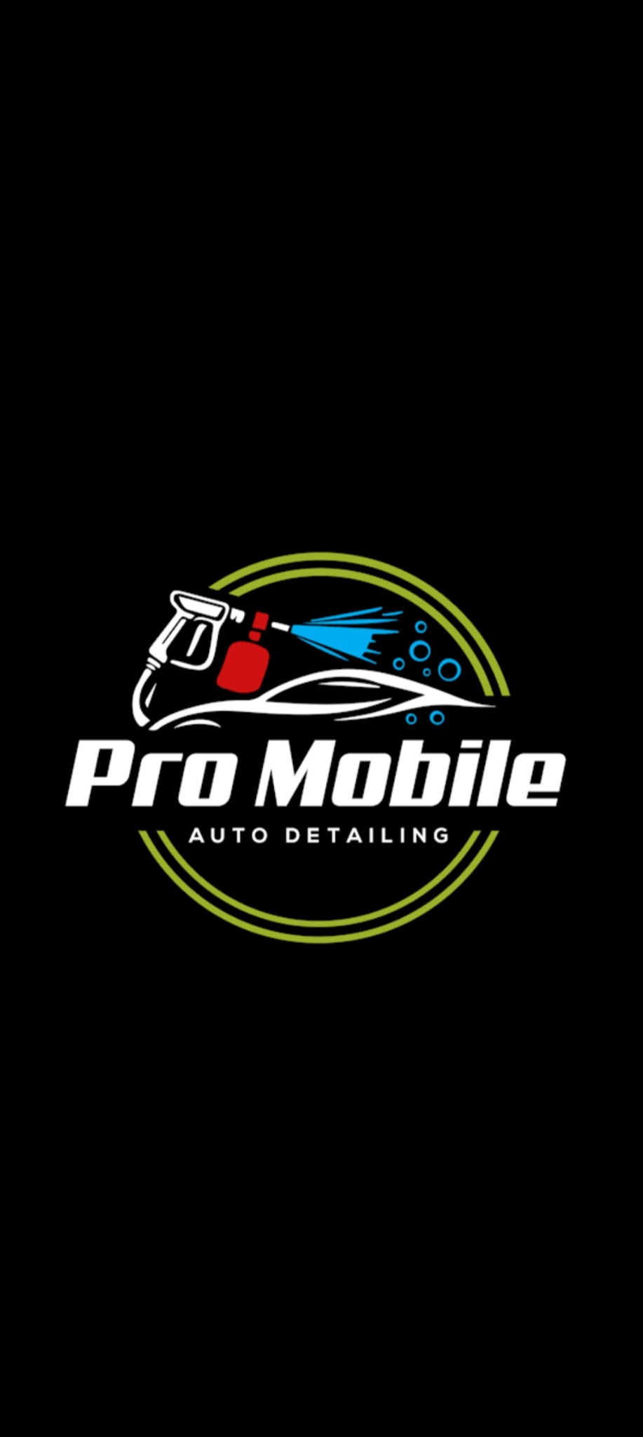 Ilustracja logo „Pro Mobile Auto Detailing” z pistoletem do mycia ciśnieniowego, stylizowanym samochodem i okręgiem. Napis biały, elementy czerwone i niebieskie.