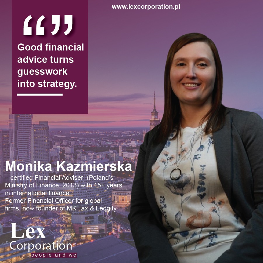 Portret kobiety, Monika Kaźmierska, doradca finansowy z ponad 15-letnim doświadczeniem, na tle panoramy miasta i logo firmy Lex Corporation.