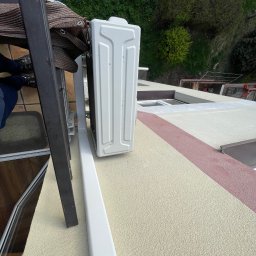 MAGELECTRIC - Biała jednostka zewnętrzna klimatyzacji zamontowana na dachu budynku, widoczna z perspektywy góry, z elementami drabiny i markizy w kadrze.