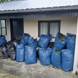 Zadbany Ogród - Zebrana trawa przygotowana do wywiezienia