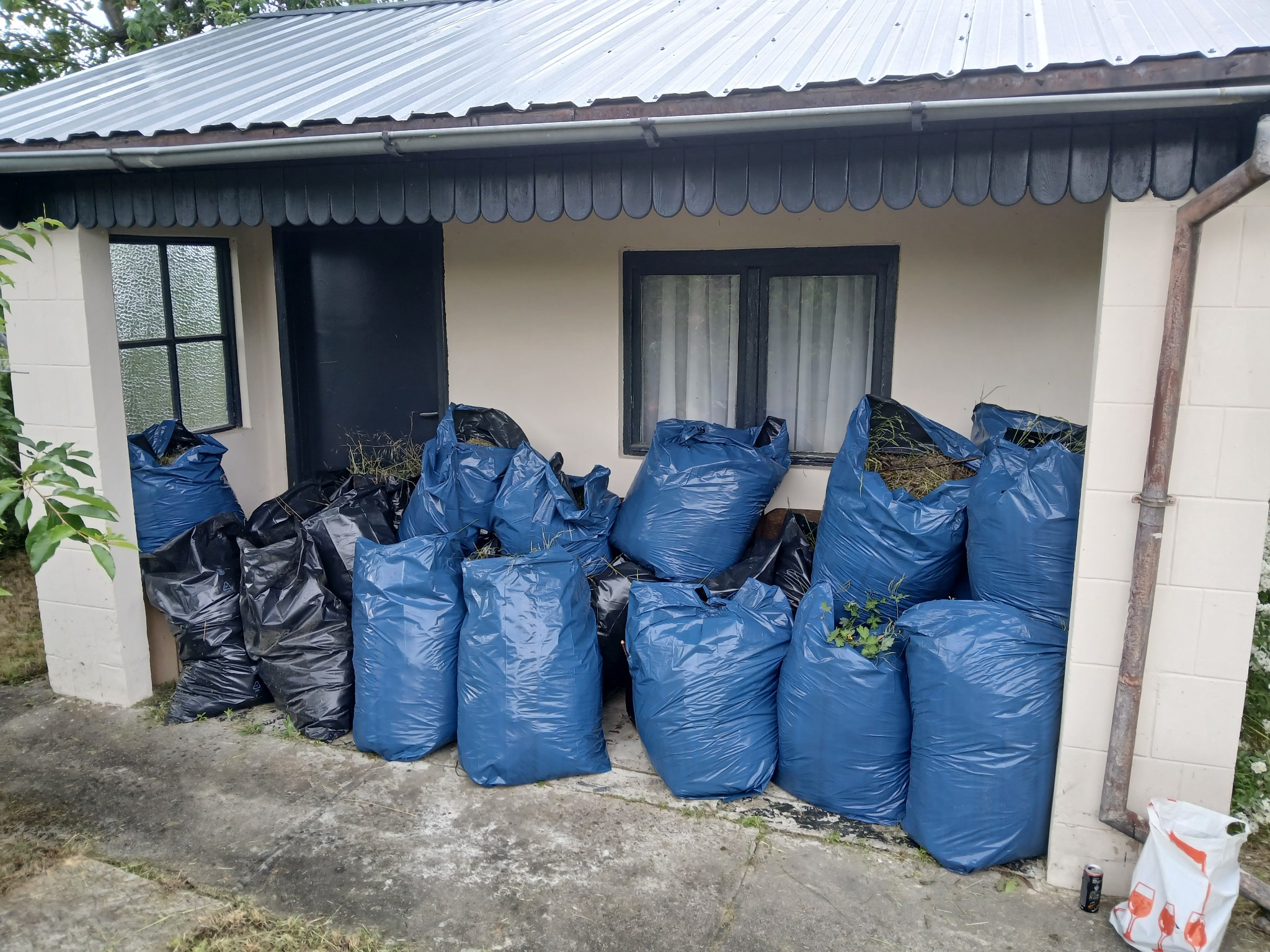 Zebrana trawa przygotowana do wywiezienia