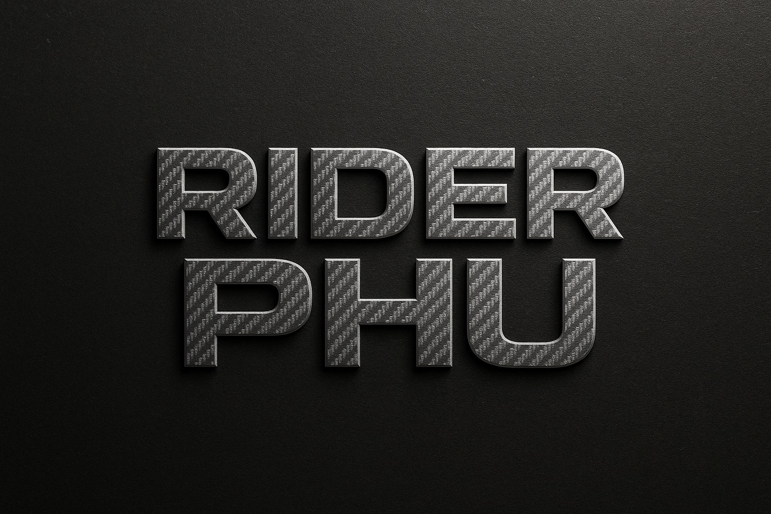 Tekst 'RIDER PHU' w metalicznej czcionce z teksturą włókna węglowego na ciemnym, teksturowanym tle. Minimalistyczny design z subtelnym cieniowaniem.
