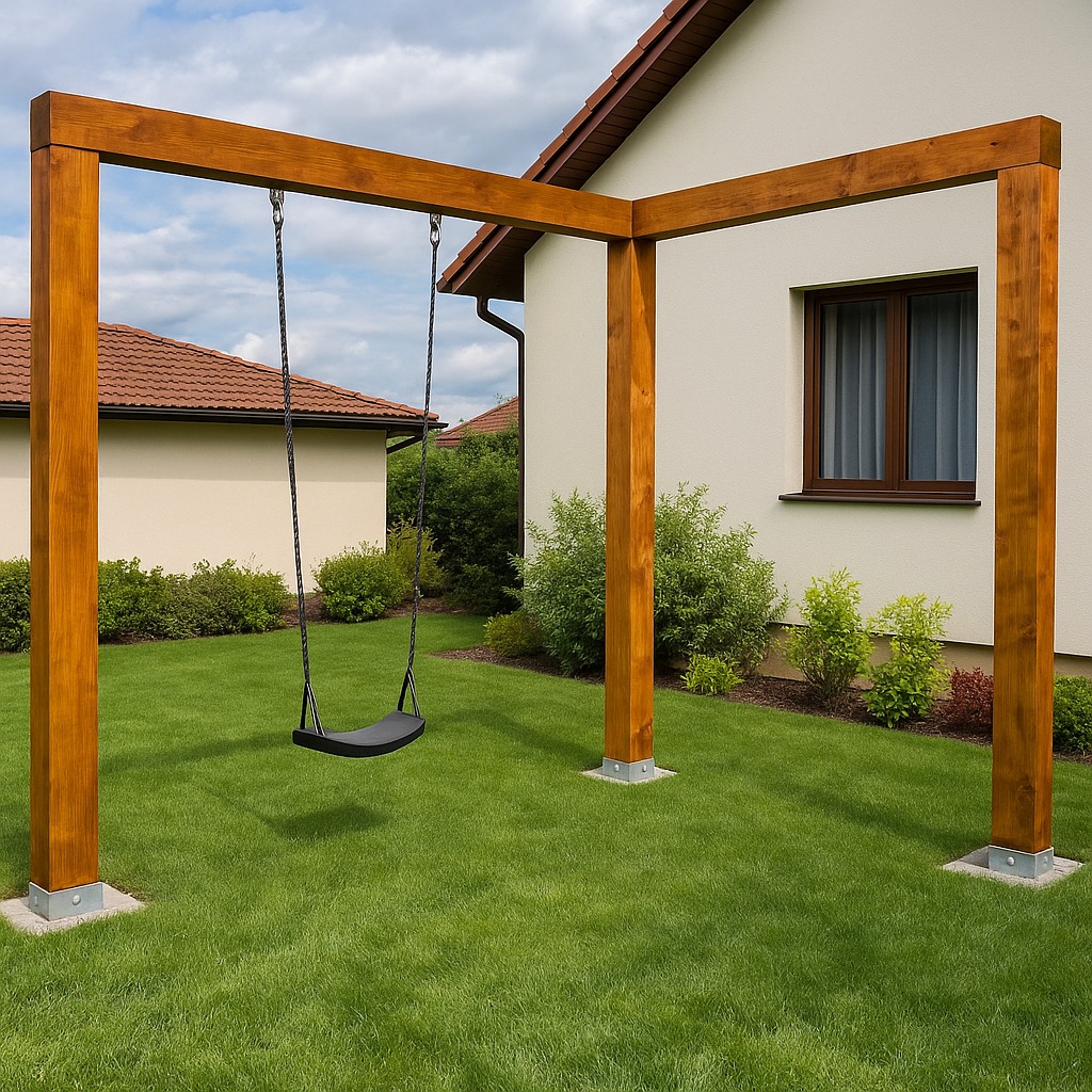 Drewniana konstrukcja huśtawki na trawniku, z metalowymi podstawami słupów. W tle dom z oknem i krzewy. Słoneczny dzień, równo skoszona trawa.