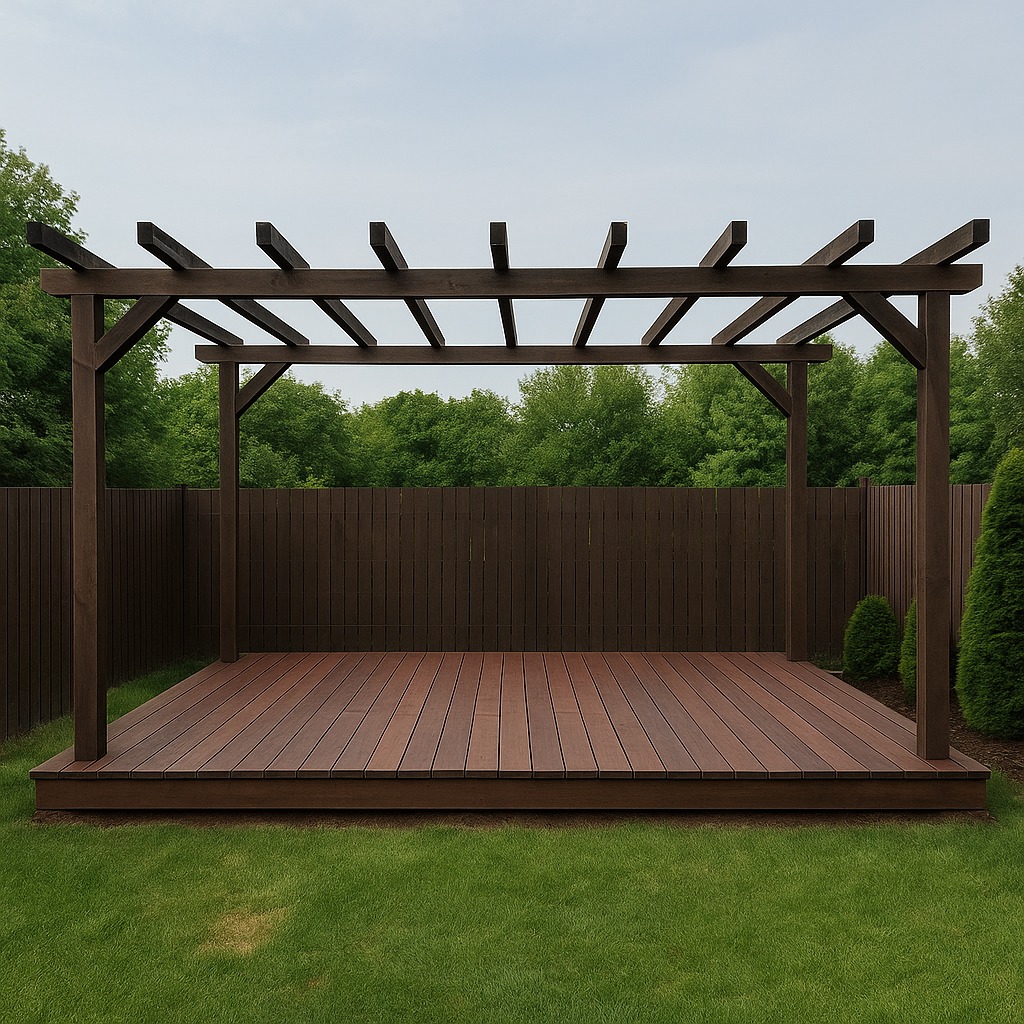 Brunatna, drewniana konstrukcja pergoli z podestem na trawniku, otoczona zielenią. Minimalistyczny design, pionowe deski w tle. Ujęcie z poziomu trawy.