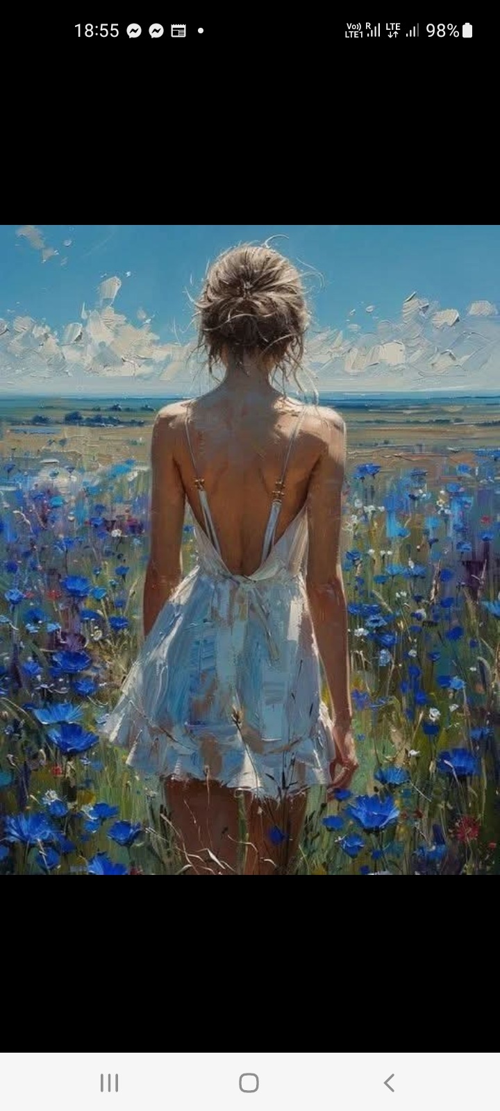 Obraz olejny przedstawiający kobietę w białej sukience, stojącą tyłem pośród pola błękitnych kwiatów, z widocznym horyzontem i błękitnym niebem. Impresjonistyczny styl malarski.