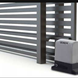 Dmytro Furyk - Szara, przesuwna brama z automatyką FORCE, widoczna z bliska. Elementy bramy ułożone poziomo, tworzą nowoczesny design. Minimalistyczny styl, czyste tło.