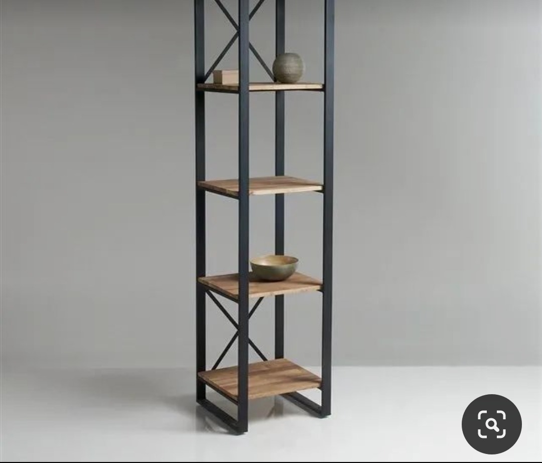 Wysoki, wąski regał metalowy z drewnianymi półkami w stylu loft, z dekoracjami na półkach, ustawiony na jasnej podłodze na tle szarej ściany.