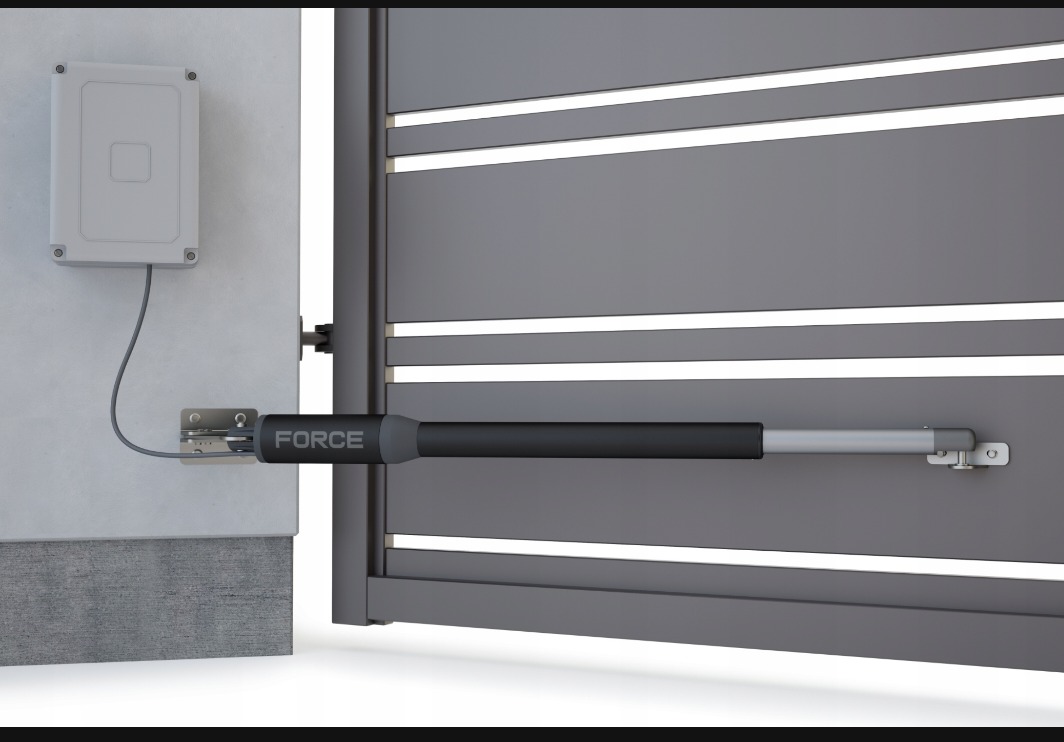 Szara brama wjazdowa z zamontowanym siłownikiem FORCE i skrzynką sterującą na betonowym słupku. Widok z bliska na mechanizm automatycznego otwierania.