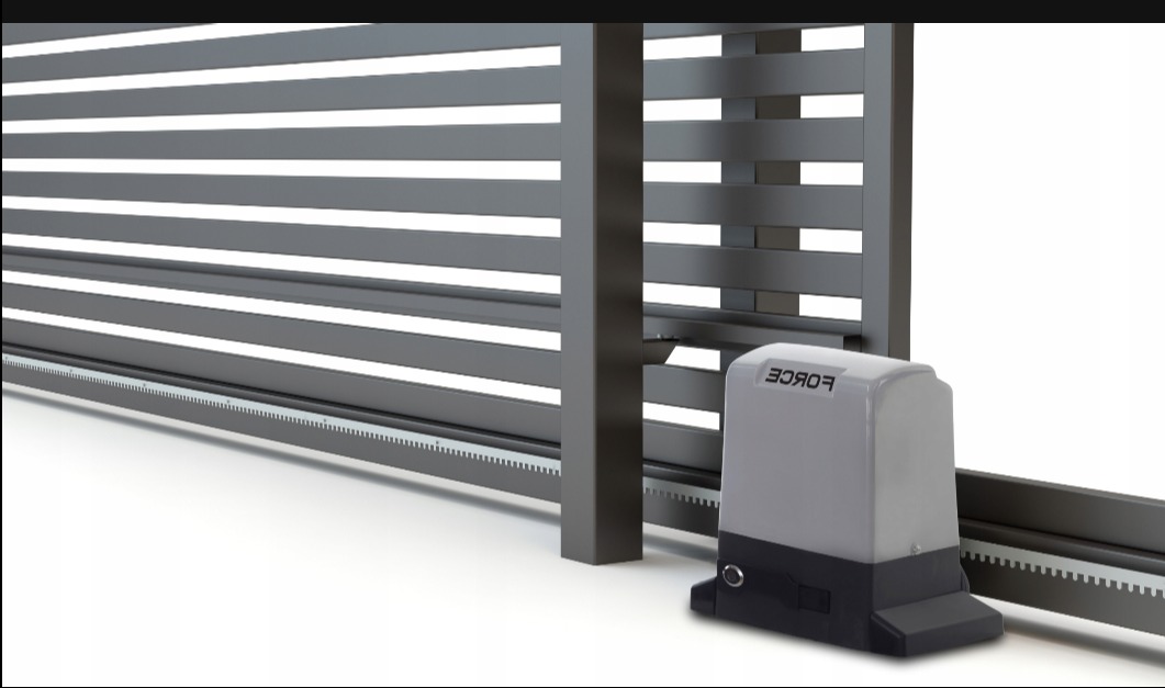 Szara, przesuwna brama z automatyką FORCE, widoczna z bliska. Elementy bramy ułożone poziomo, tworzą nowoczesny design. Minimalistyczny styl, czyste tło.